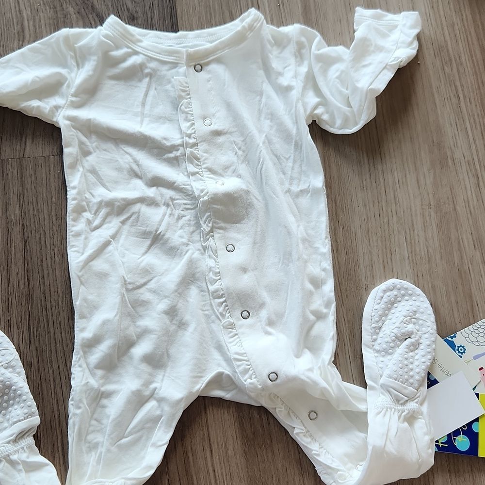 🔥clearance🔥 Classic Ruffle Footie with Snaps - Picture 3 of 6